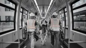 Werknemers bouw in de tram