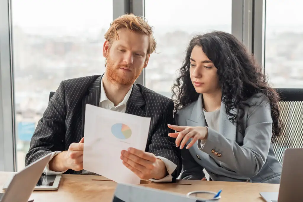 Twee collega's evalueren een document