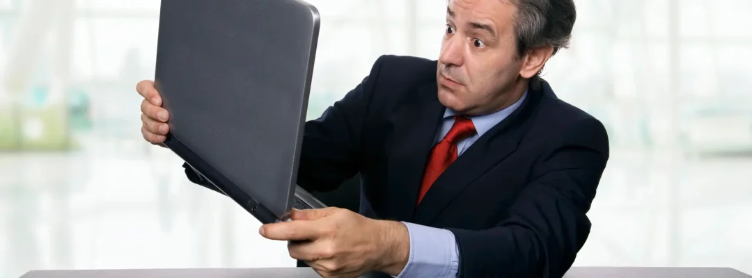 Financieel manager achter een laptop